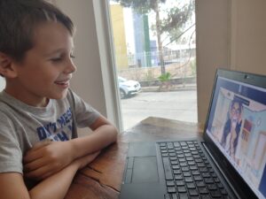 Child speaking with a Spanish teacher during a Fluentz Kidz live lesson